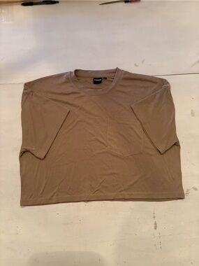 Mono B Cropped Crewneck Pocket Tee in Taupe